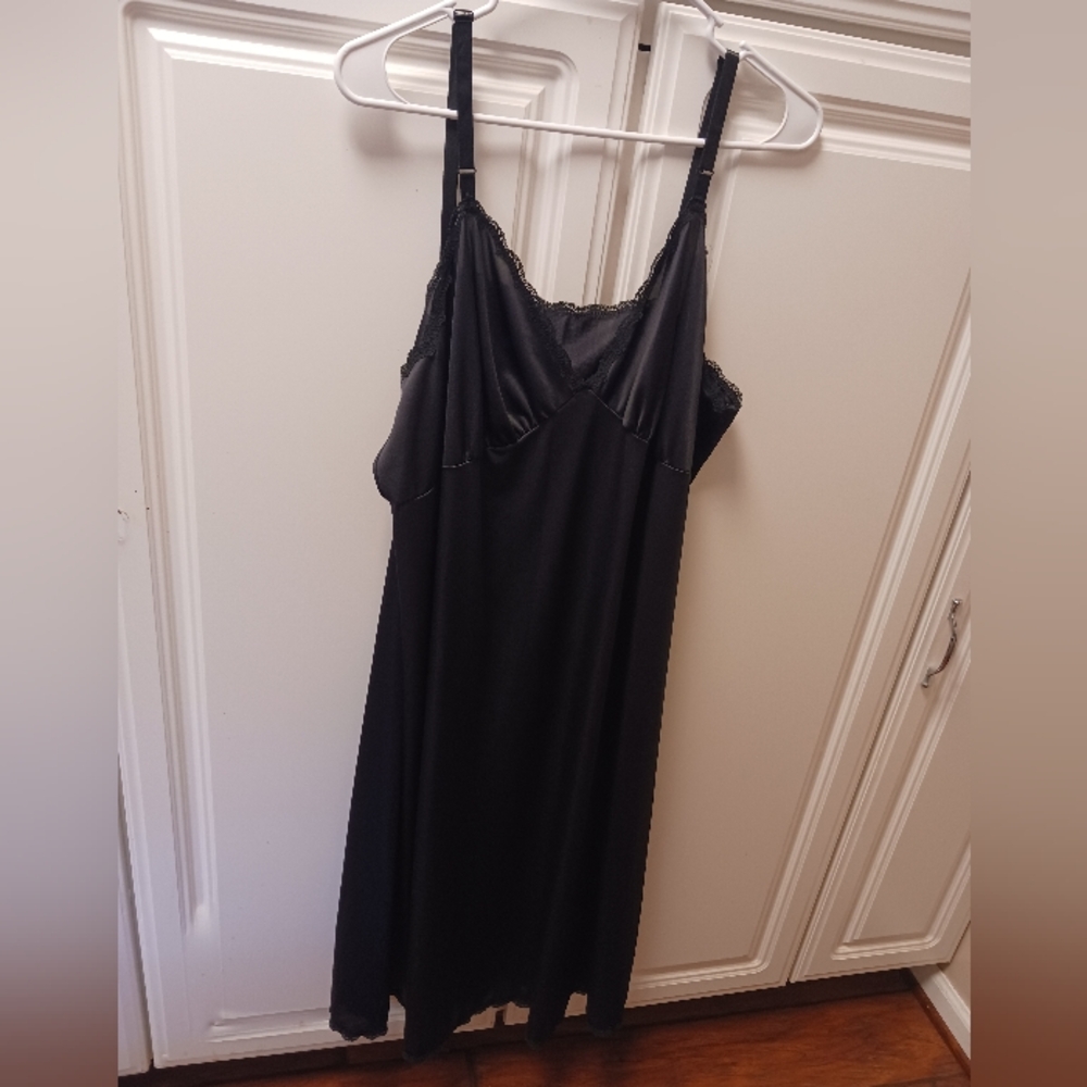 Vintage Shadowline Full Slip For Women Size 46msBlack In Color. AdjustableStraps